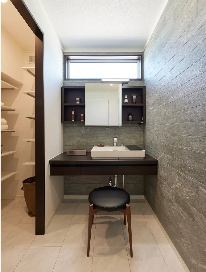 上部に欄窓を設置した洗面台