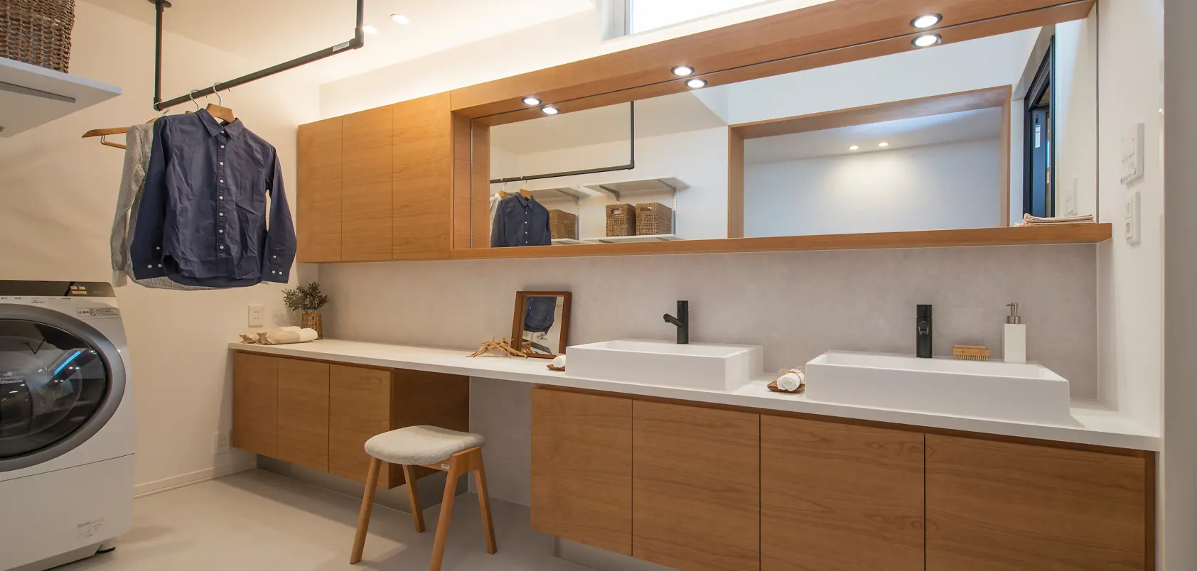 作業スペースのあるランドリールーム