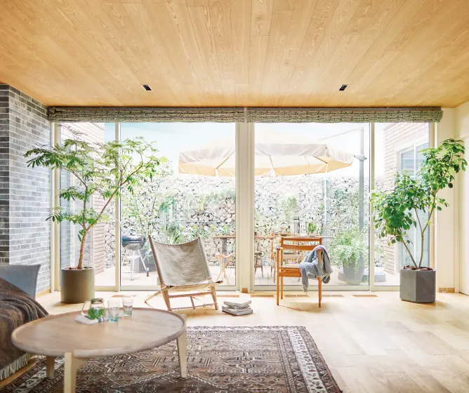 目隠しのあるテラスとテラスからつながる室内