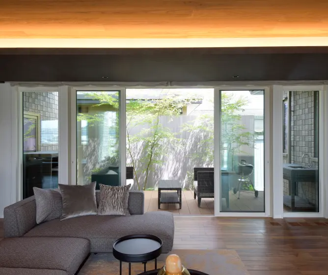 木の陰がかかる中庭テラス