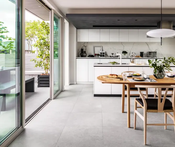 大きな窓でテラスとつながるダイニングキッチン