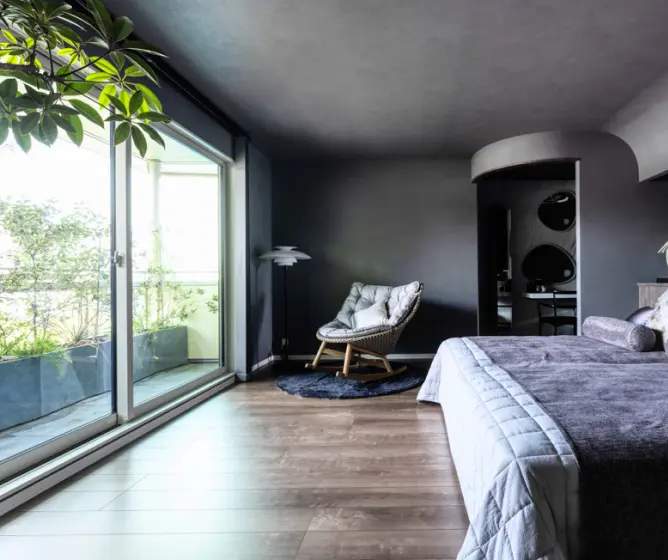 バルコニーのグリーンが見える寝室