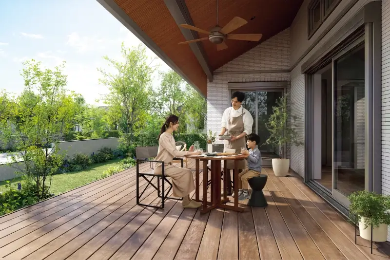 アウトドアリビングで食事をする家族