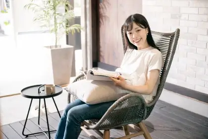 グランキャビンで読書をする女性​