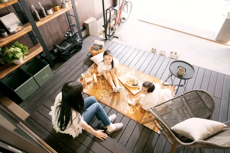 テラスにて​家族3人で食事​