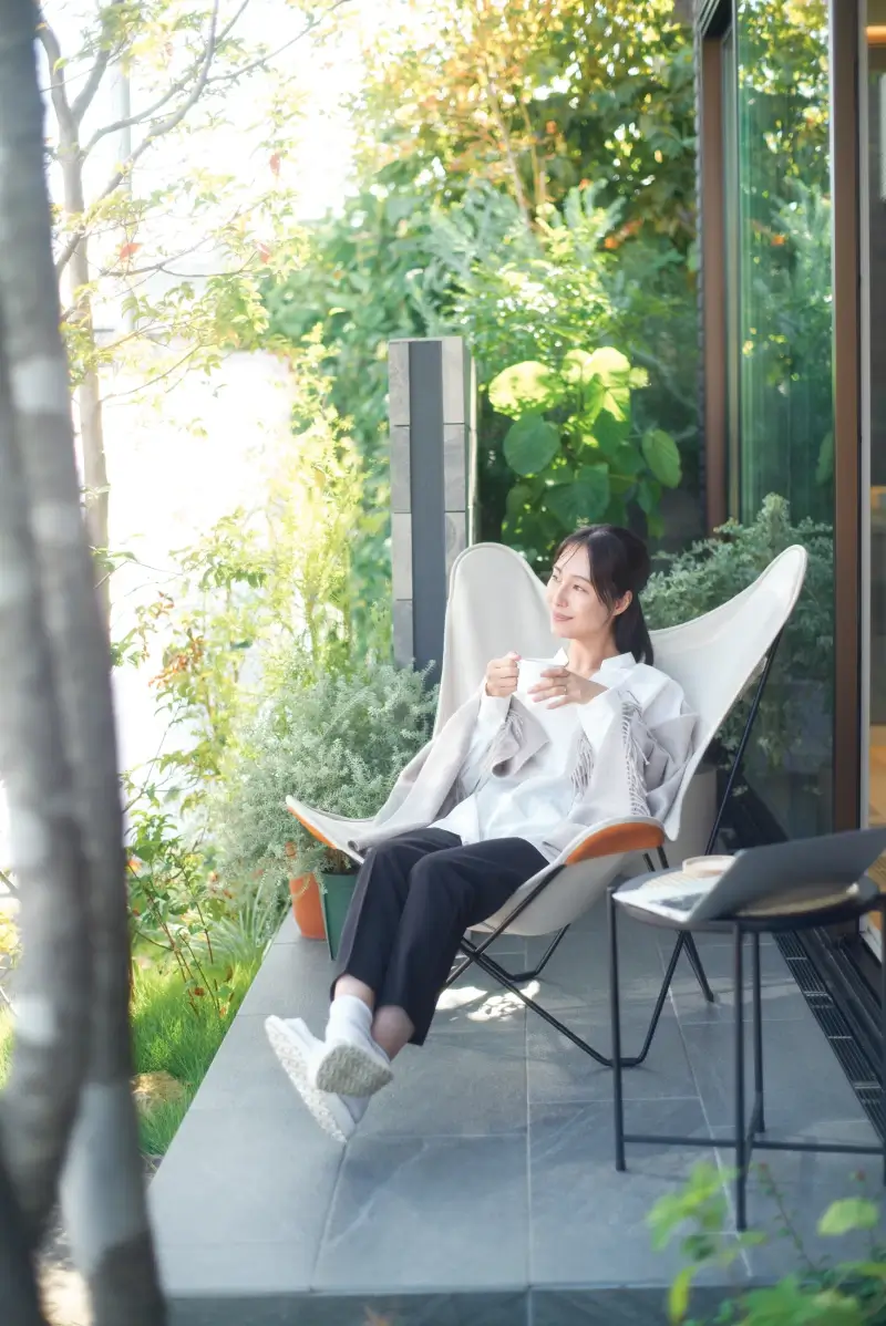 テラスでゆったりくつろぐ女性