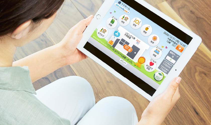 スマートハイムナビの画面を閲覧する女性